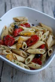 Ingredienti 130 g di prosciutto crudo a listarelle 320 g di pasta secca tipo penne integrali Insalata Di Pasta Integrale Con Peperoni Pomodorini Confit Olive Nere E Pesto Di Prezzemolo Insalata Di Pasta Cibo Etnico Pasta Integrale
