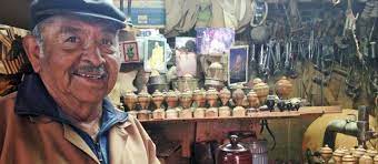 Los juegos tradicionales como el trompo los ensacados el baile del palo de las sillas que se realizan en todos los barrios de la ciudad llaman la atencion de grandes y pequenos. En Su Taller Rescata Los Juegos Tradicionales De Quito Revista Lideres