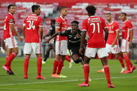 Sport lisboa e benfica comc mhih om, commonly known as benfica, is a professional football club based in lisbon, portugal, that competes in the primeira liga, the top flight of portuguese football. Portugal Benfica S Ecroule Contre Santa Clara Porto Peut Prendre Les Commandes L Equipe