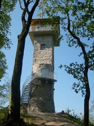 Alexandrova rozhledna je kamenná stavba, která se tyčí nad adamovským údolím na západním výběžku hřbetu nad střelčím (527 m) v moravském krasu, na severozápadě katastru obce babice nad svitavou, na původním místě zaniklého dřevěného vyhlídkového pavilonu. Alexandrova Rozhledna Alexandrovka Kam S Detmi Aktivity Pro Deti A Jejich Rodice