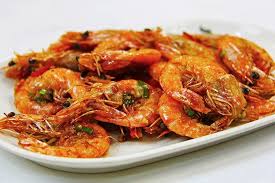 All the four sunni schools of thought (hanafi, maliki, shafi'i and hanbali) consider whale to be halal. Muslims Should Not Eat Prawns Says Fatwa By Hyd Based Jamia Nizamia The News Minute