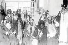 الشيخ مبارك الكبير مع الملك سعود واعضاء اسرته في الكويت 1910 Historical Photos Historical History