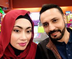 Ketabahan edika yusof menjaga isterinya yang menghidap meningitis sehingga lumpuh ini wajar menjadi iktibar dan dicontohi semua pasangan. Isteri Adalah Jodoh Teman Sejiwa Bukan Pembantu Rumah