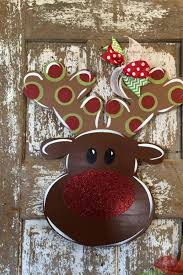 Decorar la puerta para navidad puede ser tan sencillo como colgar un adorno o corona, o una verdadera instalación artística.todo depende de las ganas que tengamos, de nuestros gustos, del presupuesto y claro está, de cómo es la puerta de casa: Decorar La Puerta De La Entrada En Navidad Pisos Al Dia Pisos Com