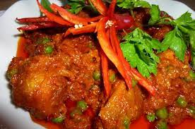 Panaskan sedikit minyak dalam kuali. Ayam Masak Merah 1