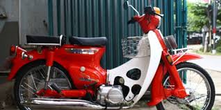 Paling penting adalah lampu bulat, setang melengkung, dan kover aki. Panduan Modifikasi Retro Untuk Motor Bebek