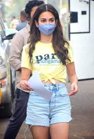 Zee studios announces its next production, a social comedy, 14 phere, directed by devanshu singh and written by manoj kalwani. Photos Kriti Kharbanda Snapped On The Sets Of Her Film 14 Phere Parties Events Bollywood Hungama