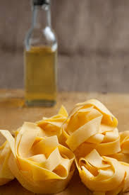Ecco come cucinare le pappardelle al sugo di lepre con la ricetta toscana. Pappardelle Al Sugo Di Lepre