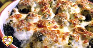 Per la besciamella lasciamo sciogliere in un pentolino 50 g di burro, quando il imburrate una pirofila da forno, aggiungete i broccoli e versate sopra la besciamella, spolverate con il parmigiano , il. Broccoli Gratinati Con Besciamella
