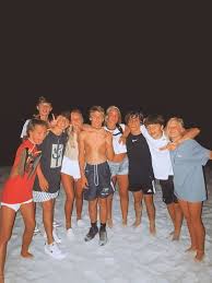 Touch device users, explore by touch or with swipe gestures. Pinterest Joane Friend Photoshoot Summer Friends Friends Photography