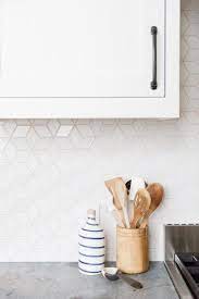 geometric kitchen splashback whitekitchen keuken wandtegels keukentegel witte tegel keuken
