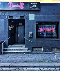 Die staatsanwaltschaft sieht in dem 21. Purgatory Komm Mit Auf Eine Kleine Tour Durch St Pauli So Bunt Wie Hier Hast Du Die Einzigartigen Bars Und Kneipen Vom Ham Hamburg Treppenhauser Treppe Haus