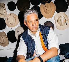 Nick kamen, il cui vero nome era ivor neville, era nato nell'essex ed era diventato famoso negli anni '80 dopo aver partecipato ad una pubblicità della levìs. Nick Kamen Oggi