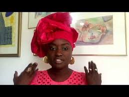 Autour de la tête, dans les cheveux courts ou longs, le bandana est réputé pour donner des coiffure avec foulard cheveux très tendance que l'on retrouve essentiellement dans les revues de mode, les magazine et sur les tableau des board de pinterest ! Pin On African Fashion