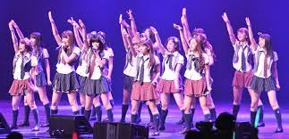 Akb48 (aussprache englisch eɪ keɪ biː fɔːtiː eɪt) ist eine von yasushi akimoto gecastete japanische idolgruppe weiblicher mitglieder. Akb48 Wikipedia