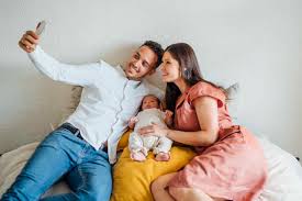 Wir haben es als erster geschafft, die beiden megatrends „burger und „lieferdienst zusammen zu bringen und. Gluckliche Eltern Die Sich Mit Ihrem Kleinen Jungen Im Schlafzimmer Zu Hause Selbststandig Machen Stockfoto