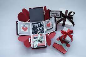 Ketika memberikan hadiah untuk suami, jangan lupa sertakan pesan manis yang ditulis langsung. 40 Kado Ulang Tahun Pernikahan Unik Untuk Suami Istri Keren