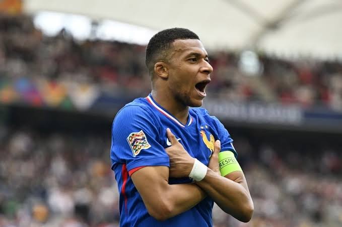 Mbappe đi vào lịch sử tuyển Pháp, phá kỷ lục của huyền thoại Thierry Henry  | Báo Dân trí