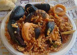 Secondo lo statuto dei mugnai di tempio pausania risalente al xiv secolo, la sua preparazione doveva avvenire esclusivamente dal lunedì al venerdì, per non consumare l'acqua necessaria per i lavori agricoli del sabato e della domenica. Fregola Sarda Cos E E Come Si Prepara Arcos Vacanze