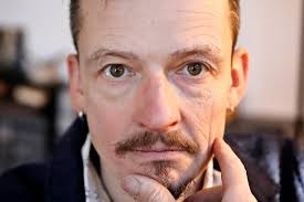 Denne baby endte i favnen på en fremmed dansk mand. Dette er historien om  en far og søn, der tog en vild beslutning