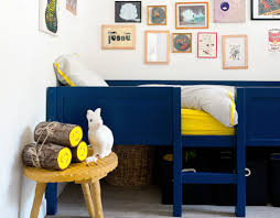 Des rideaux jaune moutarde égayent, épicent, ensoleillent les murs bleu canard. Quelles Couleurs Choisir Pour Une Chambre D Enfant Elle Decoration