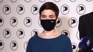 Nebo firmy touto osobou přímo či nepřímo vlastněnou či řízenou. Piratka Richterova Se Ztrapnila Kvuli Kellnerovi Ted Olga Dostava Drsne Vzkazy Extra Cz