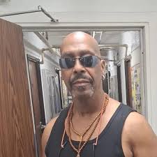 No problems at all. What do you whant in it? I guess Gin and Tonic whit ice  and 2 slices of lime. Wrong? Forgot one thing dear. You are absolutely  lovely 😘🇸🇪👈