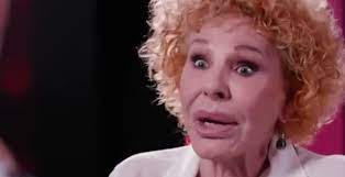 Durante la terza serata del festival di sanremo 2020, dedicata alle canzoni che hanno fatto la storia del festival, sul palco dell'ariston alberto urso, al fianco di ornella vanoni. Sanremo 2020 Ornella Vanoni Senza Freni Leotta Fuori Luogo Junior Cally Da Internare