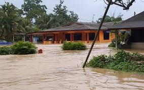 Sedangkan arti bencana alam adalah bencana yang disebabkan oleh alam yang dapat merusak ataupun mengancam kehidupan manusia. 59 Keluarga Mengungsi Karena Banjir Kilat Dan Ribut Di Johor Malaysia News