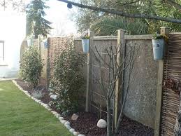 Alternance De Panneaux Pour Cacher Un Mur Disgracieux Mur Exterieur Amenagement Jardin Deco Mur Exterieur