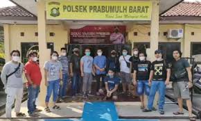 Mereka akan rela melakukan apa pun demi kebahagiaan anak. A3q Dpmj0mix7m