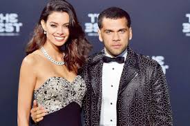 Dani alves ha catturato la mia attenzione: Dani Alves Marries Long Time Girlfriend Joana Sanz In Ibiza