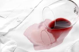 La tache de vin sur ta chemise pour commencer. Enlever Une Tache De Vin Rouge 10 Trucs Qui Marchent Vraiment Muramur