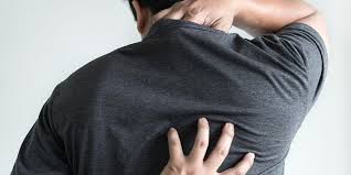 Sakit punggung atas digambarkan sebagai rasa nyeri dan kaku yang dirasakan di bagian punggung, lebih tepatnya di antara leher bagian belakang atau keluhan sakit punggung atas sering kali disertai dengan rasa nyeri dan tegang di bagian tubuh lain, seperti leher, bahu, lengan, dan tulang belikat. Tahukah Kamu Ternyata Ada Panu Hitam Simak Penjelasan Ini