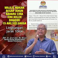 Kaum keluarga akan makan besar dengan masakan tradisi seperti daging itik, daging salai, sosej, kuih pulut, dan limau mandarin. Majlis Makan Besar Tahun Baharu Cina Barisan Nasional Facebook