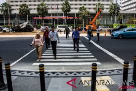 Halo agan/sista proud to be part of. Menyeberang Jalan Sembarangan Antara News