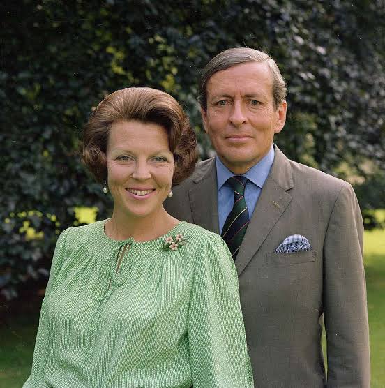 Prinses Beatrix en prins Claus in de tuin van kasteel — PICRYL - Public  Domain Media Search Engine