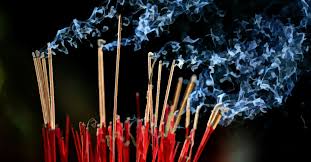 5 Benefits Of Burning Sandalwood Incense Sticks