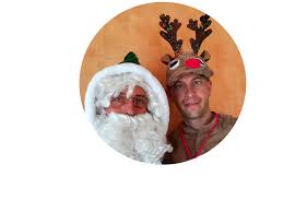 Costume de père noël, costume de mère noël, costume de saint nicolas ou autre personnage hivernal, il y en a pour les costumes de noël sont portés par les adultes comme par les enfants. Spectacle De Noel Le Pere Leon Et Son Renne Noel Sur Le Theme De Noel Animation Pedagogique Et Interactif Pour Enfants