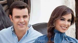 Eduardo capetillo vásquez (born april 13, 1970) is a mexican actor and singer. Bibi Gaytan Y Eduardo Capetillo Posan Con Sus Hijos Para Felicitar La Navidad Mamaslatinas Com