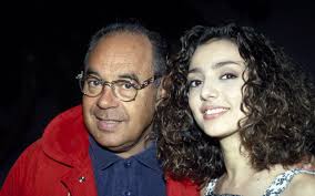 Dopo aver esordito appena quindicenne in bulli e pupe, programma estivo di prima serata di canale 5, debutta nella stagione 1992/1993 nel programma non è la rai, che diventa un vero e proprio fenomeno di costume e che le dà un'enorme popolarità; Ambra Angiolini I Primi 40 Anni Della Vera Popstar D Italia Tvzap