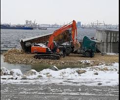 In centrul ei, sta nava de. Imagini De La Cititori Accident In Portul ConstanÈ›a BasculantÄƒ RÄƒsturnatÄƒ Gelerie Foto