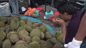 Cara menghilangkan bau badan yang ketujuh adalah dengan menggunakan sari lemon. 7 Cara Hilangkan Bau Durian Yang Meraung Dalam Kereta Anda