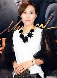 한 언론의 취재 결과, 장혜진과 강 대표는 최근 이혼 조정이 완료돼 결혼 생활 27년만에 각자의 길을 걷게 됐던 것입니다. ê°€ìˆ˜ ìž¥í˜œì§„ ë‚˜ì´ ì´í˜¼ ë‚¨íŽ¸