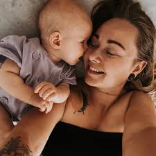 Hauck Runner černý sportovní kočárek, kára. Po jednom dítěti. Udržované,  nepoškrábané. . Krásně zatáčí, lehce ovladatelný. Prostorný i na větší děti  do 4 let a 25kg. Možnost užití i od miminka. Vodoodpudivy