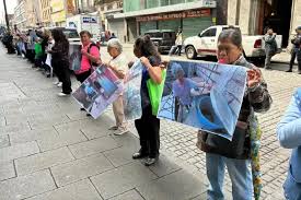 Habitantes de Ecatepec realizan cadena humana en la Corte para exigir una resolución sobre desabasto de agua