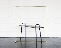Portant En Laiton Dore Et Console Noire Console Design Console Design Stand