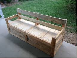 Stabile Gartenbank Aus Paletten Die Auch Draussen Stehenbleiben Kann Weil Das Material Preiswert I Palettenmobel Im Freien Terrassen Stuhle Holzpaletten Mobel