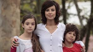 Three young friends, tita (andréia horta), mari (gianne albertoni) and aninha (fernanda souza) decide to change their situations and travel to a beach place for a weekend. Sangue Bom Andreia Horta Acredita Que Sua Simone Pode Mudar O Genio De Amora Tv E Lazer Extra Online