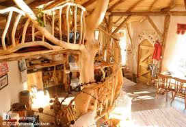 Une Vraie Maison De Hobbit Menacee De Demolition Video 2tout2rien Maison En Torchis Maison De Hobbit Maison Hobbit